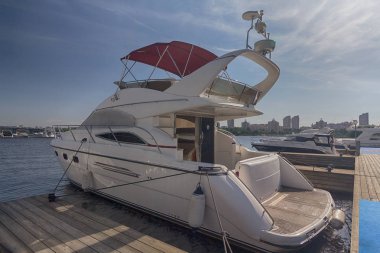 Limana demirleyen lüks beyaz yat