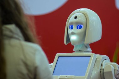 Kız robotla iletişim kurar. Yapay zeka