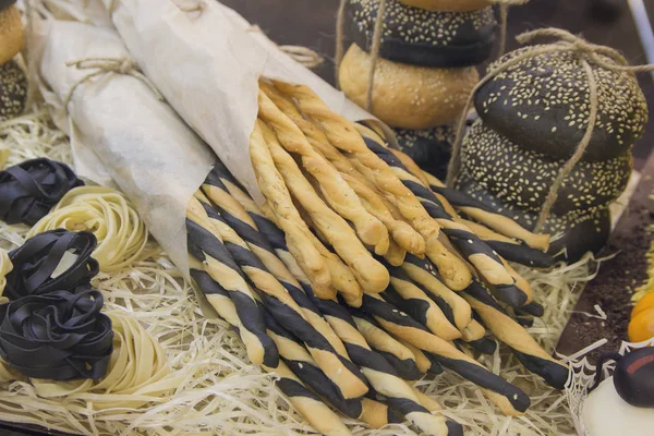 Pan fresco y varios bollos en la pantalla. Panadería — Foto de Stock