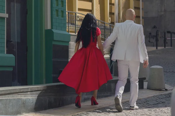 Pareja caminando de la mano en el entorno urbano — Foto de Stock