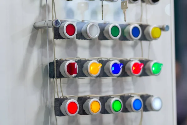 Pulsador multicolor en el stand de la exposición. Industria eléctrica — Foto de Stock