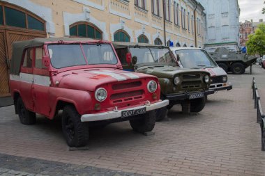 Kiev, Ukrayna - 21 Mayıs 2018: Ukrayna Ulusal Chornobyl Müzesi önünde servis araçları, 1986 Çernobil felaketi ve sonuçları adanmış