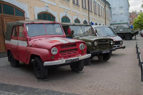 Kiev (Ukraine) - Le 21 mai 2018 : Véhicules de service devant le Musée national ukrainien de Tchernobyl, dédié à la catastrophe de Tchernobyl de 1986 et ses conséquences — Photo