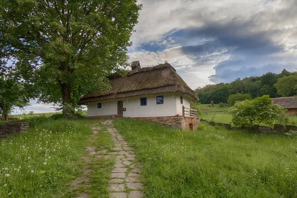 Casa velha de camponeses no museu Pirogovo. Ucrânia — Fotografia de Stock