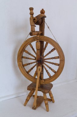 Antik retro ahşap iplik tekerleği. Tarih Müzesi