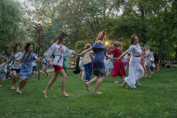 Kiev, Ukrajna - július 06, 2018: Női vezet egy tánc ünneplik hagyományos szláv Ivan Kupala — Stock Fotó