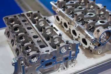 Yedek kulübesinde dökme metal otomotiv parçaları. Sanayi