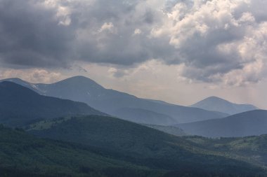 Karadağ ridge, Goverla ve Petros Dağları üzerinde dramatik gökyüzü. Karpatlar