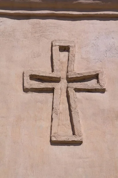 Cruz cristiana en la pared de la iglesia. Religión — Foto de Stock