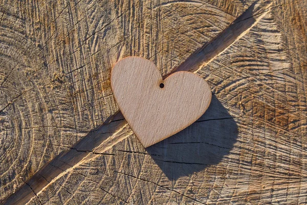 Drewniane serce na starej pękniętej powierzchni. Miłość — Zdjęcie stockowe