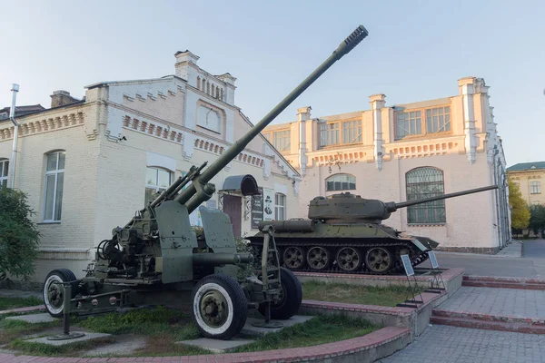 Kiev, Ucrania - 05 de octubre de 2018: Pistola antiaérea y tanque desde la Segunda Guerra Mundial cerca de los laboratorios técnicos del Instituto Politécnico — Foto de Stock