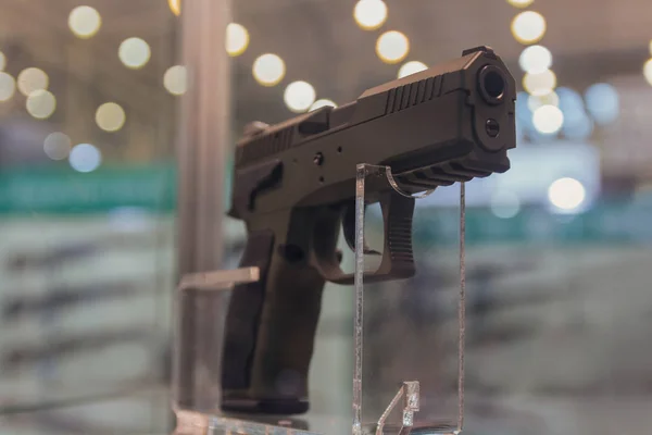 Pistole na show-okně obchodu. Zbraň — Stock fotografie