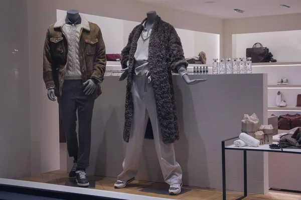 Maniquíes con ropa de mujer y de hombre en la ventana de una tienda de lujo. Moda y ventas — Foto de Stock