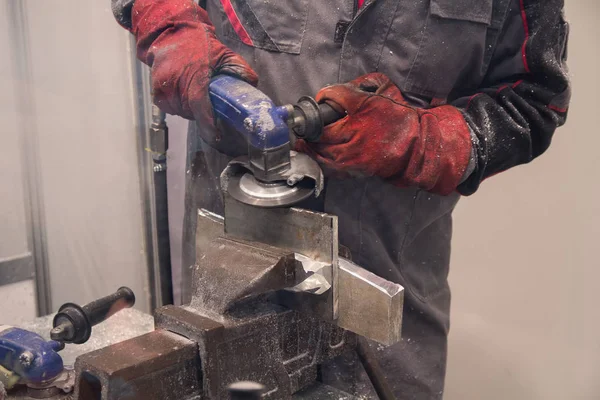 El trabajador trabaja con la rectificadora. Industria — Foto de Stock