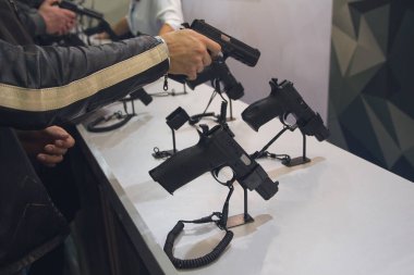 Erkekler silah ile standları üzerinde silah seçin