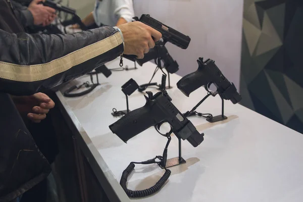 Mens välja vapen på stativ med vapen — Stockfoto