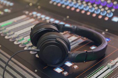 Kulaklık ve ses karıştırıcı kapatın. Müzik