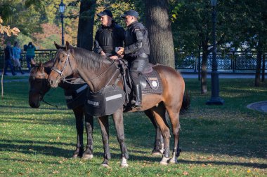 Kiev, Ukrayna - 14 Ekim 2018: At lı devriyegezen polis memurları