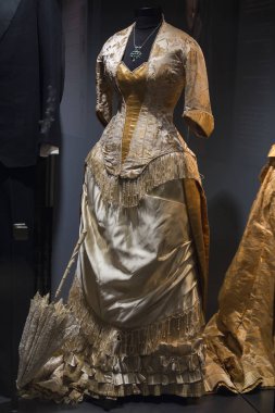 Kiev, Ukrayna - 18 Mayıs 2019: Victoria Müzesi Kostüm ve Stil Müzesi'nde lüks retro kadın elbiseleri