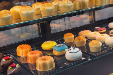 Pencerede lezzetli kek ve bisküvi çeşitleri. Gıda