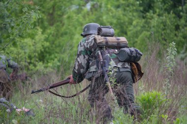 Wehrmacht Alman askeri İkinci Dünya Savaşı görünümü arkadan saldırı gider.