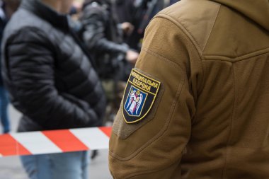 Kiev, Ukrayna - 09 Mayıs 2019: Chevron polis kordonu bir belediye polis memuru