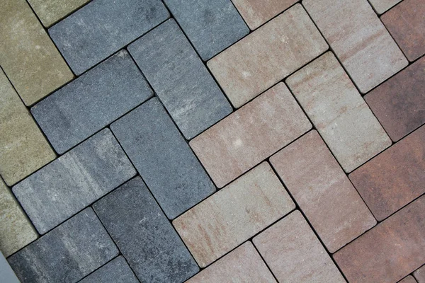 Losas de pavimentación multicolores para pavimentación de carreteras por mosaico en el escaparate. Construcción — Foto de Stock