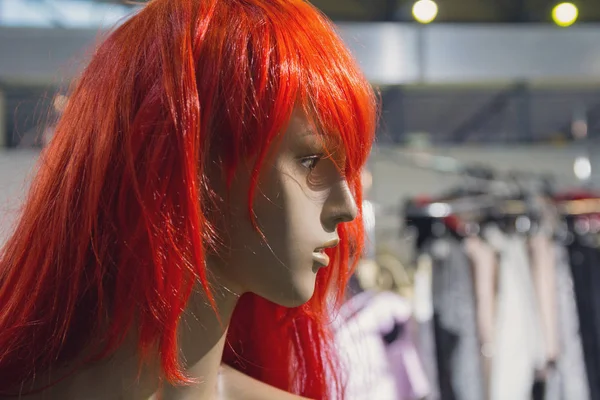 Женский манекен в красном парике для демонстрации модной одежды — стоковое фото
