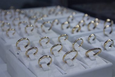 Mağaza karşı altın yüzük. Takı