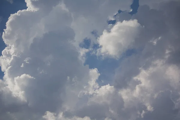 Schöne üppige Wolken vor blauem Himmel. Natur — Stockfoto
