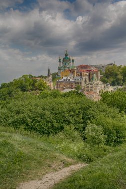 Güzel manzara antik sokak Andrew'un iniş ve St Andrew's Kilisesi. Kiev, Ukrayna