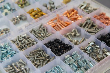 Cıvata, vida, somun, perçin dükkanı tezgahta. Perakende