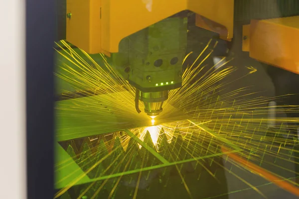 Découpe laser CNC de métal. Technologie industrielle moderne — Photo