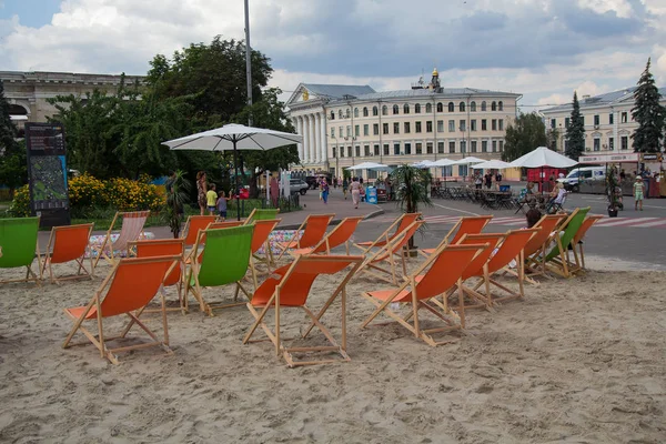 Kiev, Ucrânia - 17 de julho de 2018: Praia improvisada na Praça Kontraktova durante o festival da cidade — Fotografia de Stock