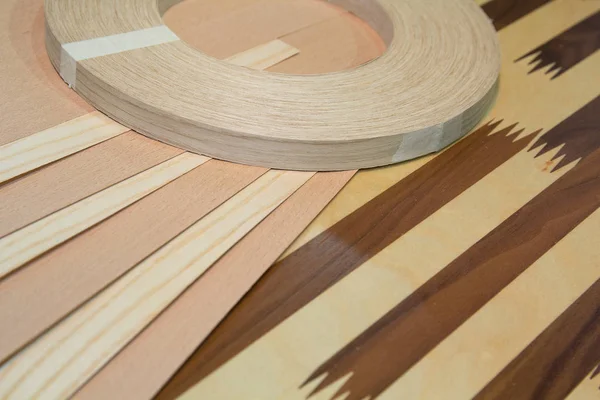 Bordas de móveis e estacas de madeira compensada para uso como texturas ou fundos. Fabricação de mobiliário — Fotografia de Stock