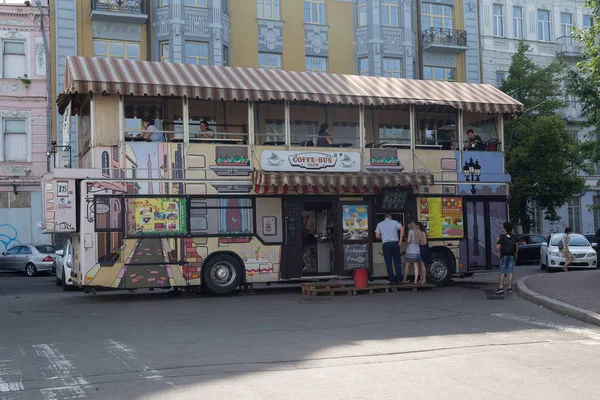 Kijev, Ukrajna-június 05, 2018: Coffee busz található a turisztikai területen Kijev — Stock Fotó