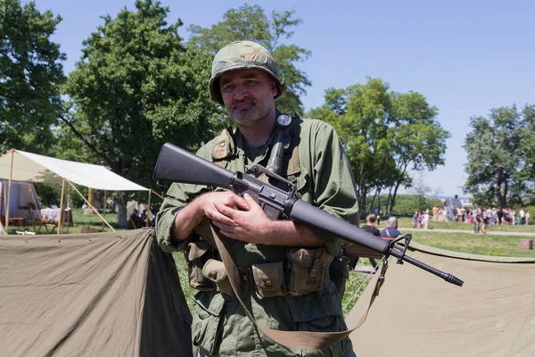 Kijów, Ukraina-27 maja 2018: człowiek w mundurze żołnierza armii amerykańskiej podczas wojny wietnamskiej na festiwalu odbudowy historycznej — Zdjęcie stockowe