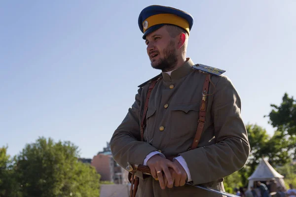 Kiev, Ucrania - 27 de mayo de 2018: Hombre en forma de oficial ruso durante la guerra civil en Rusia en el festival de reconstrucción histórica — Foto de Stock