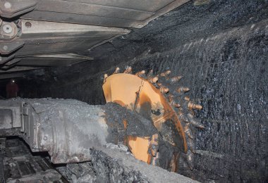Kömür madeni ekskavatör ve toprak altında madenci. Sanayi