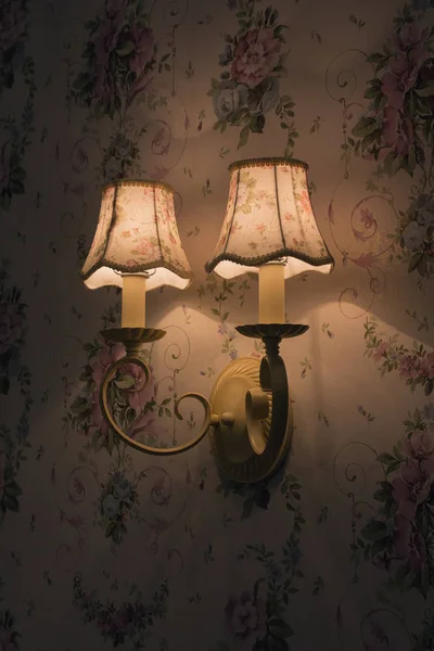 Lâmpada de parede vintage bonita no quarto. Interiores — Fotografia de Stock