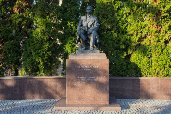 Kijev, Ukrajna-október 05, 2018: emlékmű a híres ukrán és szovjet mérnök és tudós Jevgenyij Paton a kijevi Politechnikai Intézet területén — Stock Fotó