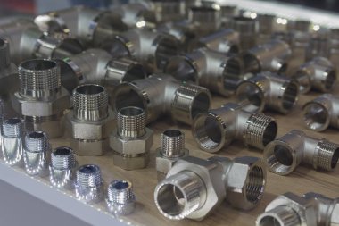 Metal boru bağlantı parçaları ekran durumda. Sanayi