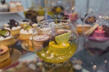 Pencerede farklı dolgular ile lezzetli kek. Tatlı