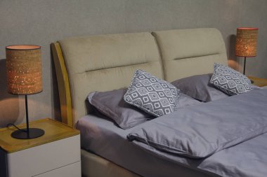 yastık yatak odası tasarımı, vintage işlem tarzı ahşap masa tarafında Oda ve lüks siyah lamba stili