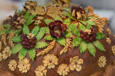 Çiçek şeklinde dekore edilmiş taze bir somun. Yiyecek.