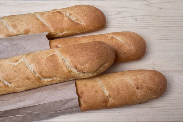 Varias baguettes deliciosas sobre la mesa. Comida —  Fotos de Stock