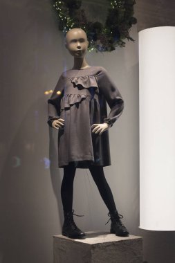 Vitrindeki elbiseli çocuk mankeni. Moda
