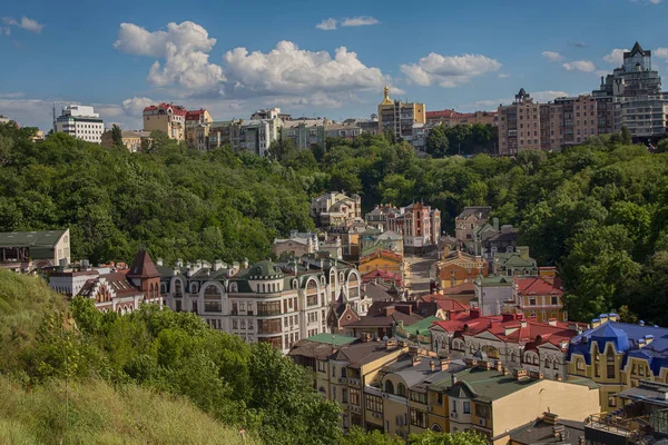 Види будівель від замкової гори або Замкова гора в Києві. Україна — стокове фото