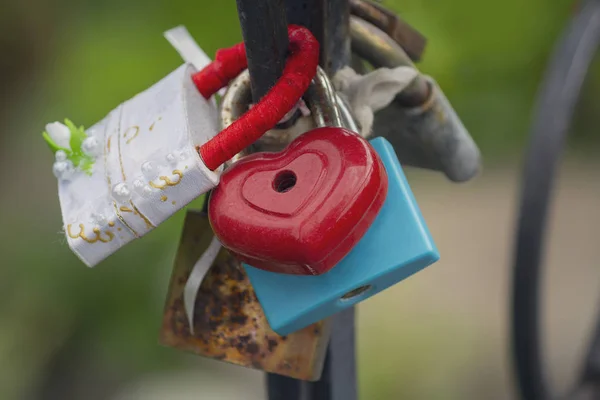 Locks on the railing of the bridge symbolizing love and loyalty — Stock Photo, Image