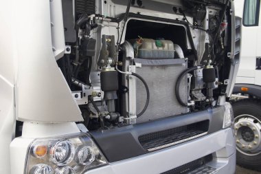 Açık bir motor bölmesi kamyonla. Taşıma